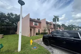12 Madrid Ln, Davie, FL 33324 - Photo 2