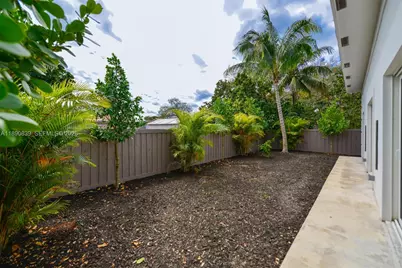 635 SW 9th St, Hallandale Beach, FL 33009 - Photo 30