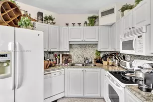 6422 Collins Ave, Miami Beach, FL 33141 - Photo 10