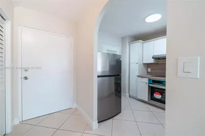 2555 NE 11th St #310, Fort Lauderdale, FL 33304 - Photo 12
