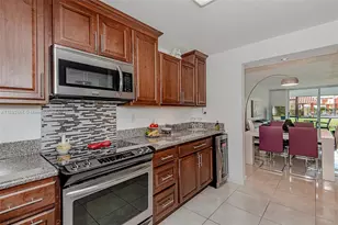 9410 N Hollybrook Lake Dr, Pembroke Pines, FL 33025 - Photo 2