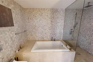 68 SE 6th St, Miami, FL 33131 - Photo 12