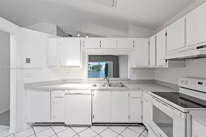 9917 W Elm Ln, Miramar, FL 33025 - Photo 18