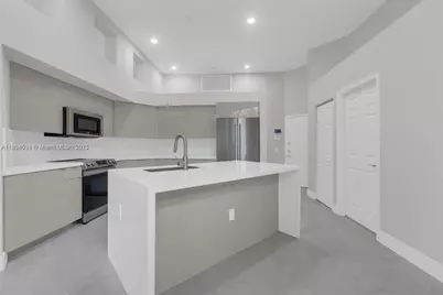 2553 Bay Pointe Dr, Weston, FL 33327 - Photo 6