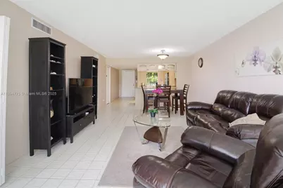 605 Oaks Dr #305, Pompano Beach, FL 33069 - Photo 8