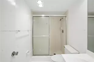 3850 Oaks Clubhouse Dr, Pompano Beach, FL 33069 - Photo 24