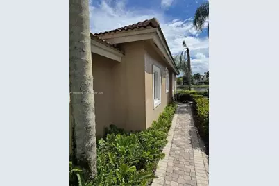 15880 SW 12th St #house, Pembroke Pines, FL 33027 - Photo 2
