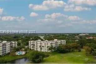 3600 Oaks Clubhouse Dr, Pompano Beach, FL 33069 - Photo 4