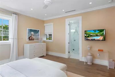2575 Pine Tree Dr, Miami Beach, FL 33140 - Photo 14