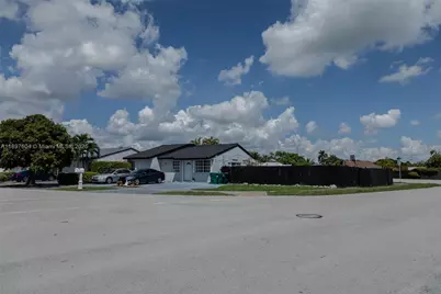 13337 NW 3rd Ln, Miami, FL 33182 - Photo 4