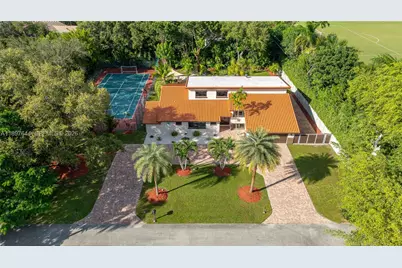 8111 SW 183rd St, Palmetto Bay, FL 33157 - Photo 2