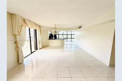 6423 Collins Ave #310, Miami Beach, FL 33141 - Photo 4
