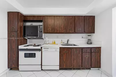 1000 Parkview Dr #809, Hallandale Beach, FL 33009 - Photo 22