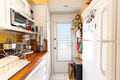 2500 Diana Dr #305, Hallandale Beach, FL 33009 - Photo 10
