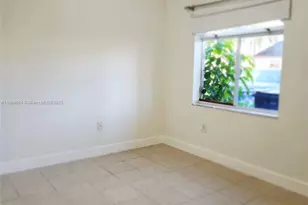 18861 NW 86th Ct, Hialeah, FL 33015 - Photo 2