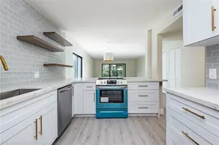 409 Lakeview Dr, Weston, FL 33326 - Photo 2