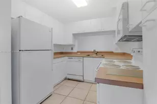 15113 NW 8th St, Pembroke Pines, FL 33028 - Photo 4