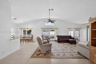 112 Camelot Ct, Royal Palm Beach, FL 33411 - Photo 12