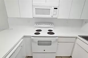 8079 NW 8th St, Miami, FL 33126 - Photo 20