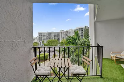 1000 Parkview Dr #412, Hallandale Beach, FL 33009 - Photo 12