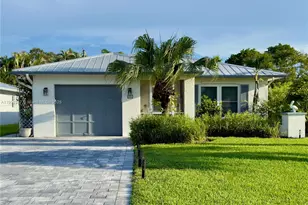 558 102nd Ave, Naples, FL 34108 - Photo 2