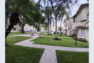 10830 NW 8th St, Pembroke Pines, FL 33026 - Photo 4