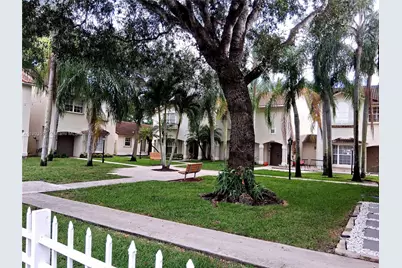 10830 NW 8th St, Pembroke Pines, FL 33026 - Photo 2