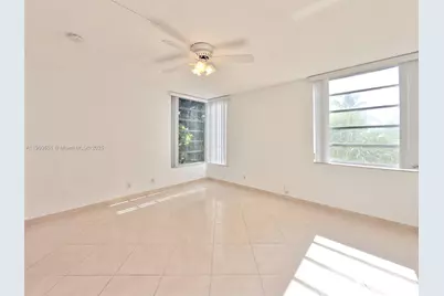 942 NE 199th St #302, Miami, FL 33179 - Photo 4