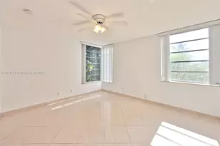 942 NE 199th St, Miami, FL 33179 - Photo 4