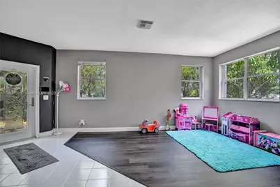 218 NW 75th Ter, Plantation, FL 33317 - Photo 4