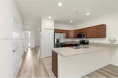 9214 W 33rd Ln, Hialeah, FL 33018 - Photo 18