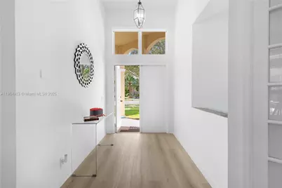 1102 Camellia Cir, Weston, FL 33326 - Photo 2