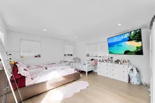 1105 NE 10th St, Hallandale Beach, FL 33009 - Photo 14