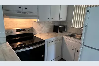8850 Fontainebleau Blvd #202, Miami, FL 33172 - Photo 2