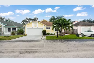 1008 W Jasmine Ln, North Lauderdale, FL 33068 - Photo 2