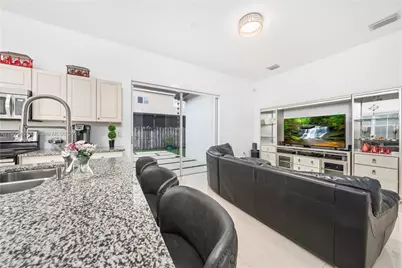 18000 NW 90th Pl, Hialeah, FL 33018 - Photo 14