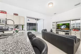 18000 NW 90th Pl, Hialeah, FL 33018 - Photo 14