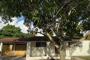 828 Fairway Dr, Plantation, FL 33317 - Photo 1