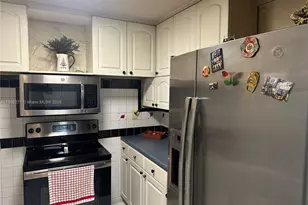 9682 Fontainebleau Blvd, Miami, FL 33172 - Photo 16