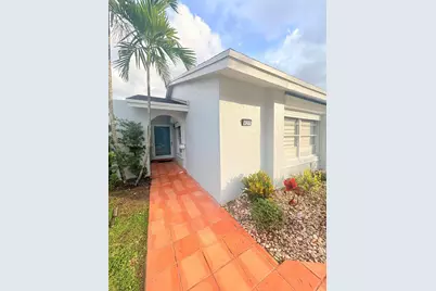 927 NW 106th Ave Cir, Miami, FL 33172 - Photo 1