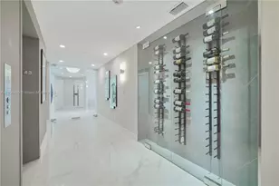 300 South Pointe Dr, Miami Beach, FL 33139 - Photo 1