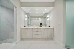 300 South Pointe Dr, Miami Beach, FL 33139 - Photo 44