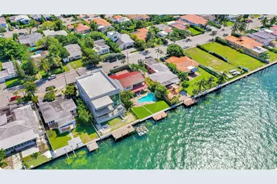 7536 W Treasure Dr, North Bay Village, FL 33141 - Photo 8