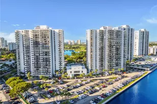 3701 N Country Club Dr, Aventura, FL 33180 - Photo 32