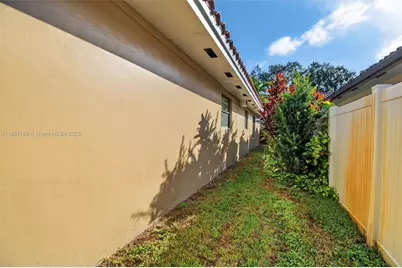 15010 Dunbarton Pl, Miami Lakes, FL 33016 - Photo 32