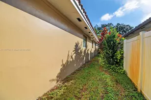 15010 Dunbarton Pl, Miami Lakes, FL 33016 - Photo 32