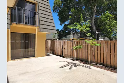 2706 27th Way #2706, West Palm Beach, FL 33407 - Photo 2