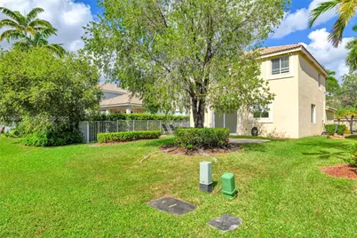 1386 Canary Island Dr, Weston, FL 33327 - Photo 10