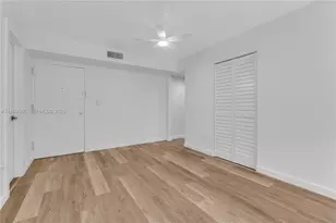 4709 NW 7th St, Miami, FL 33126 - Photo 32