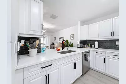 8117 NW 71st Ct, Tamarac, FL 33321 - Photo 12